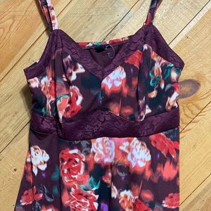 Never worn, stunning tank top that holds you up.